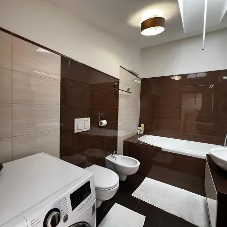 In The Center With Free Parking Apartment